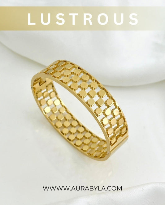 Lustrous HandCuff – Bold Sophistication