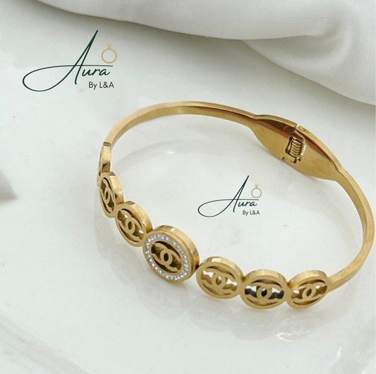 Bold Elegance Hand Cuff
